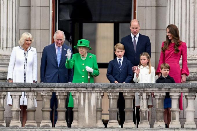 la reine elizabeth ii apparition au balcon du palais de buckingham