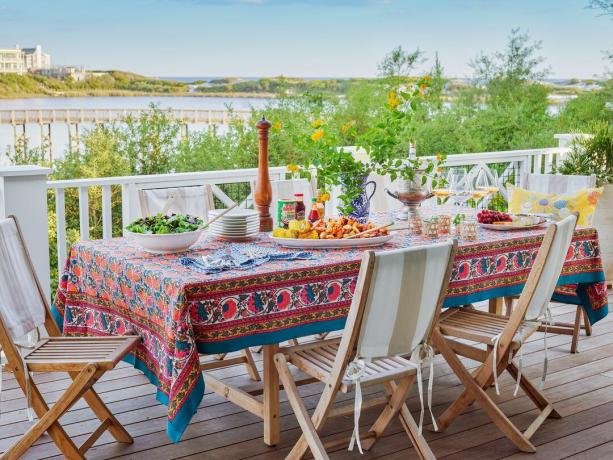 table à manger sur la terrasse