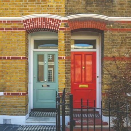 Portes rouges et vertes sur une façade en brique