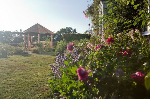 Gazebo de luxe Crown Pavilions dans un magnifique jardin