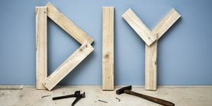 Des planches de bois formant les lettres DIY pour 'Do It Yourself'