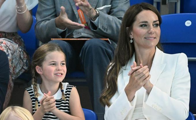 britains princesse charlotte de cambridge l réagit alors qu'elle est assise avec sa mère britains catherine, duchesse de cambridge pour regarder le mens 1500m nage libre chauffe à l'événement de natation le centre aquatique de sandwell, le cinquième jour des jeux du commonwealth à birmingham, centre de l'angleterre, le 2 août 2022 photo par oli scarf afp photo par oli scarfafp via getty images