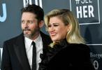 Les fans de Kelly Clarkson disent qu'elle a "traîné" son ex-mari Brandon Blackstock pendant le spectacle