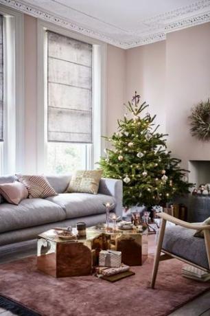 Inspiration de style: étoilé, nuit étoilée. Roses, gris, bois et métallisés brunis. Idées de décoration de salle de Noël