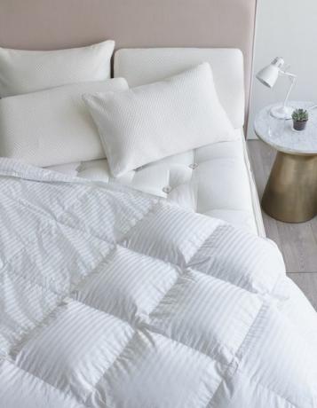 Matelas à ressorts ensachés en cuir de chèvre Angora 5 900 £, Couette en duvet de chèvre hongrois, 120 £; à la fois de John Lewis