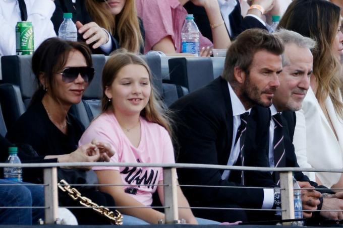 fort lauderdale, floride 18 avril david beckham, propriétaire de l'inter miami cf, épouse victoria beckham l et leur fille harper beckham assistent au match entre l'inter miami fc et la galaxie de los angeles au stade drv pnk le 18 avril 2021 à fort lauderdale, floride photo de cliff hawkinsgetty images