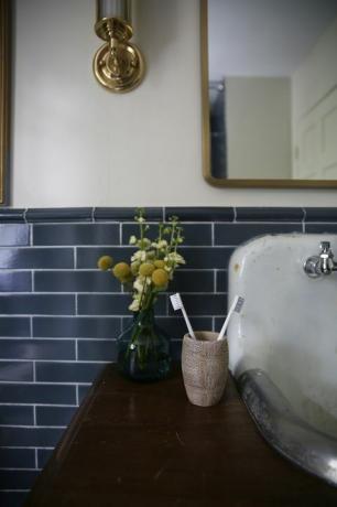 carreaux de métro bleu, vanité de salle de bain