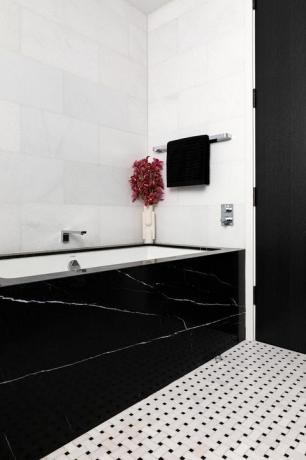 baignoire en marbre noir, carrelage carré blanc et noir