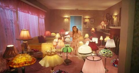 le salon du clip vidéo "de una vez" de selena gomez, qui est rempli de lampes de style tiffany