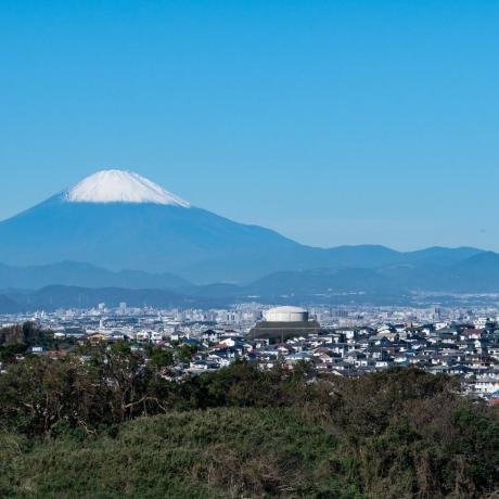 Mont enneigé. Fuji et le quartier résidentiel de la préfecture de Kanagawa au Japon