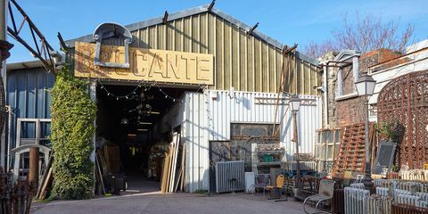 marché aux puces de style entrepôt avec signe brocante