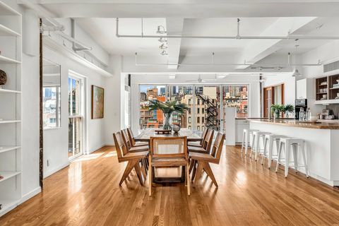 cuisine ouverte et salle à manger avec vue sur manhattan