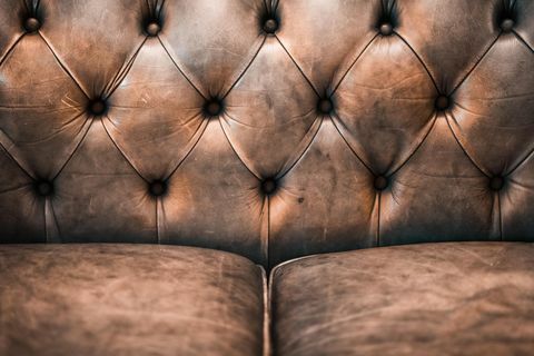 Détail d'un luxueux canapé en cuir marron