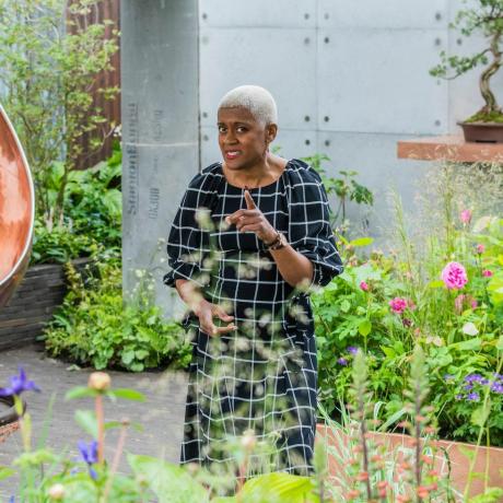 t9j5a8 londres, royaume-uni 19 mai 2019 arit anderson de la bbc dans l'espace pour grandir, la piscine silencieuse gin garden press preview day au rhs chelsea flower show credit guy bellalamy live news