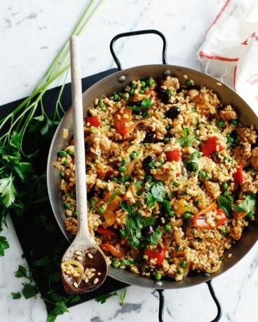 Wok à la paella de poulet aux légumes et au persil