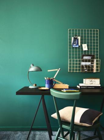 murs sarcelle verte derrière un bureau et une chaise verte, bureau opulent, sarcelle riche forme un arrière-plan apaisant et élégant à un espace de travail pratique