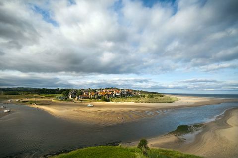 Le village d'Alnmouth à l'embouchure de la rivière Aln sur la côte de Northumberland