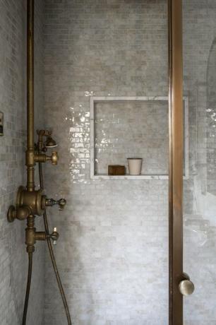 douche, carreaux blancs, robinet et robinets en cuivre