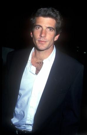 1993 File Photo de John F Kennedy Jr dans les différents lieux de Los Angeles, Californie Photo par Barry Kingwireimage