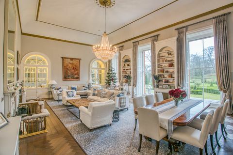 salon spacieux avec table et canapés de salle à manger