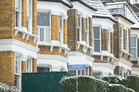 Pour laisser signe affiché à l'extérieur des maisons en terrasse pendant les chutes de neige autour de la zone de fin de crouch dans le nord de Londres