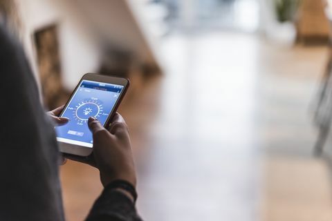 smartphone avec fonctions de contrôle de la maison intelligente dans les mains