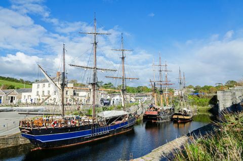 Grands voiliers dans le port historique de Charlestown, Cornwall,