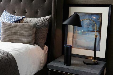 Amazon Echo sur table de nuit