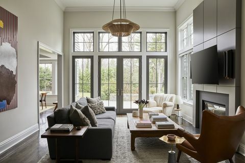 boudoir, cheminée et tv murale, parquet, chaise longue blanche