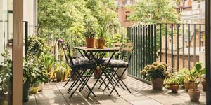 Chaises de bistrot et table sur balcon avec vue dans la cour