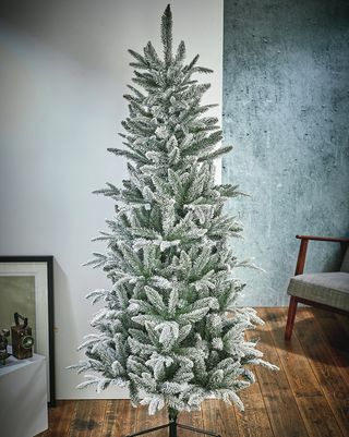 Sapin de Noël artificiel en épicéa vert flocké mince de 6 pieds avec support