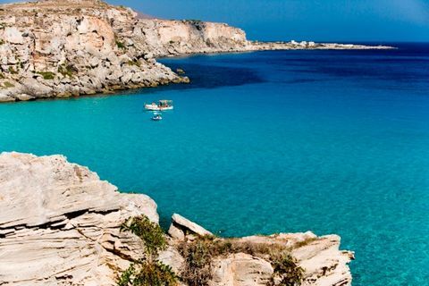 L'Europe . Italie. Sicile. Îles Égades. Favignana. Cala Rossa