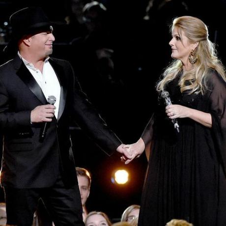 Nashville, TN 02 novembre Garth Brooks et Trisha Yearwood se produisent sur scène à la 50e CMA annuelle récompenses au Bridgestone Arena le 2 novembre 2016 à Nashville, Tennessee photo de Rick Diamondgetty images