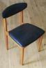 Une chaise de salle à manger en bois est mise à jour avec un siège en tissu tweed boucle vintage