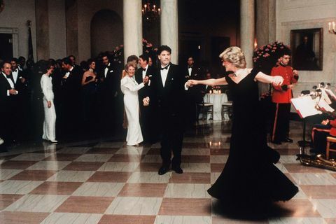 washington, dc 9 novembre diana, princesse de galles, vêtue d'un velours bleu nuit, robe de soirée à épaules dénudées conçue par victor edelstein, est regardée par nous le président ronald reagan et la première dame nancy reagan, alors qu'elle danse avec john travolta à la maison blanche le 9 novembre 1985 à washington, dc photo par anwar hussein fil de fer