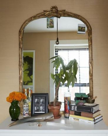 commode, miroir, fleurs orange