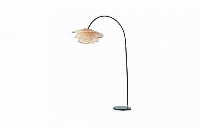 lampadaire Weaver Arc Overleach, bambou naturel 199 €. la tendance du bambou dont tout le monde parle le tisserand l'a dans le matériau naturel et la lueur chaude aide à la relaxation maximale c'est élégant mais organique, avec un clin d'œil au design nordique