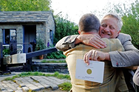 Mark Gregory, concepteur de jardins, réagit en recevant une médaille d'or pour le Welcome to Yorkshire Garden au RHS Chelsea Flower Show de Londres, le mardi 21 mai 2019.