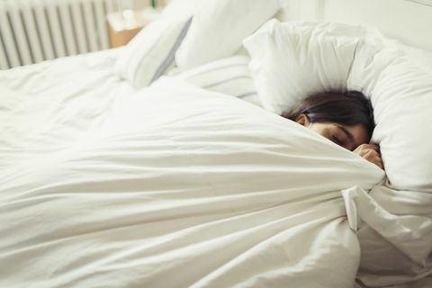 Fatigué de jeune femme endormie dans son lit