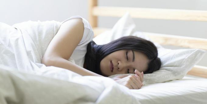 femme dormant sur le lit dans la chambre