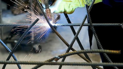 Image gros plan d'une structure métallique en cours de soudure