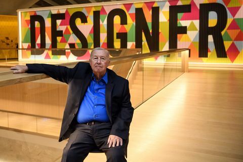 Londres, Angleterre 17 novembre le designer Terence Conran pose pour des photographies à l'ouverture du nouveau musée du design le 17 novembre 2016 à Londres, Angleterre à la suite d'un investissement de 83 millions de livres sterling, le musée du design a déménagé de son ancien emplacement à de nouveaux locaux conçus par john pawson sur kensington high street qui est plus de trois fois la taille du bâtiment précédent, le musée d'origine a été fondé par terence conran en 1989 et a gagné en popularité depuis la photo de carl courtgetty images