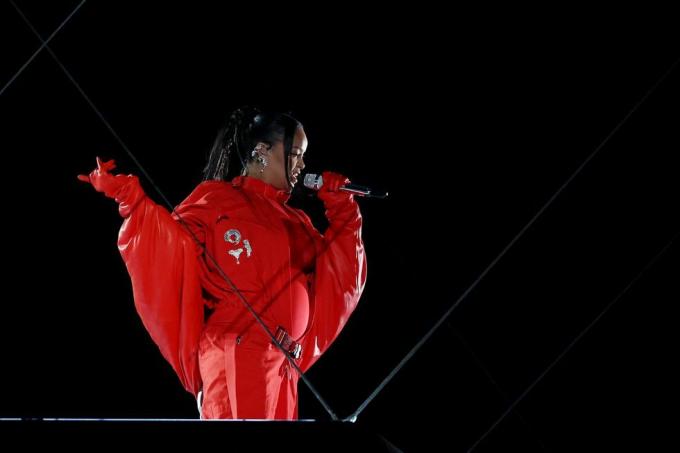 glendale, arizona 12 février rihanna se produit sur scène lors du super bol de musique apple lvii spectacle de la mi-temps au stade de la ferme d'état le 12 février 2023 à glendale, arizona photo d'ezra shawgetty images