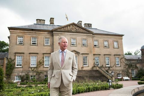 Prince Charles à l'extérieur de Dumfries House