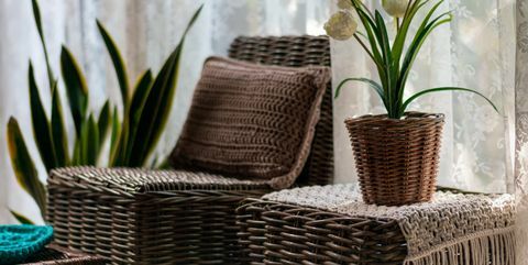 salon avec tables et chaises et décorations de pots en rotin