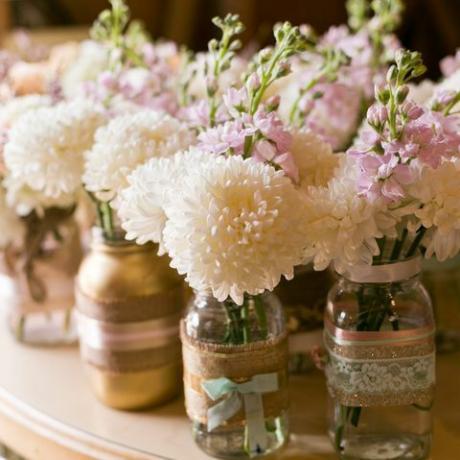 fleurs de mariage de dahlia blanc