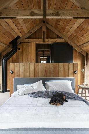 chambre à coucher principale dans le berkshire, en angleterre maison conçue par l'entreprise d'architecture et d'intérieurs londonienne mclaren bed amode. moquettes à bordure dorée. lumières éclairage astro