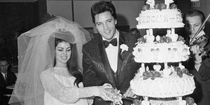 Elvis et Priscilla Presley coupent leur gâteau de mariage