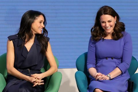 londres, angleterre 28 février meghan markle et catherine, duchesse de cambridge assistent au premier forum annuel de la fondation royale qui s'est tenu à aviva le 28 février 2018 à londres, angleterre sous le thème faire une différence ensemble, l'événement présentera les programmes exécutés ou initiés par la fondation royale photo par chris jackson wpa poolgetty images