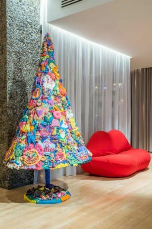 Sanderson Hotel dévoile un arbre de Noël sur le thème d'Alice au pays des merveilles - entièrement fabriqué en pâte à modeler